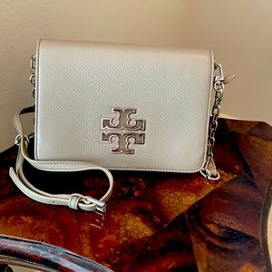 Tory Burch Bags/Britten Chain Wallet Crossbody/Grey/Silver